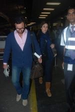 Saif Ali Khan, Kareena Kapoor off for a vacation in Airport on 25th Dec 2011 (8).JPG